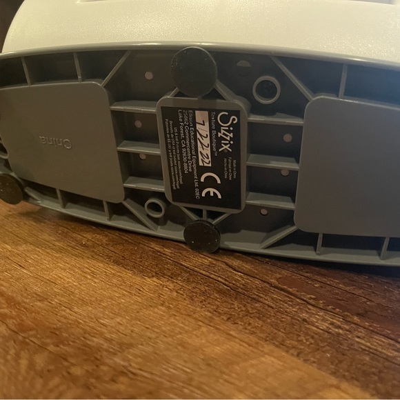 NWOT Sizzix Texture Embossing Machine - Picture 4 of 5